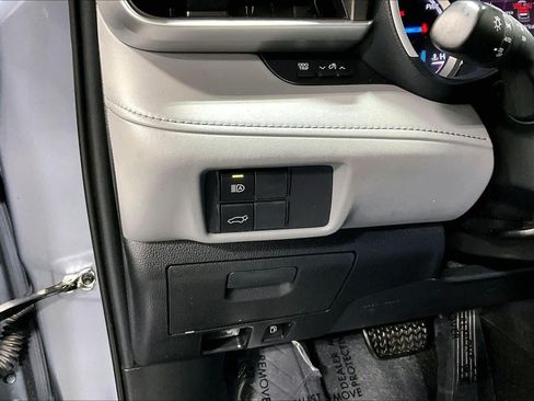 Used 2022 Toyota Highlander XLE AWD/4WD image 35