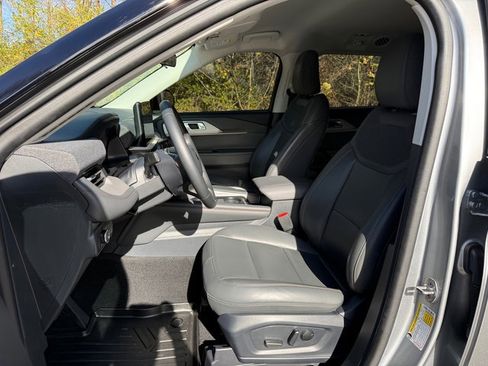 Used 2025 Ford Explorer Active w/ Active Comfort Package image 11