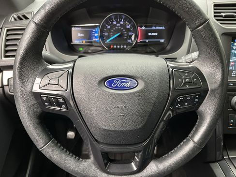 Used 2018 Ford Explorer XLT w/ Equipment Group 202A AWD/4WD image 17