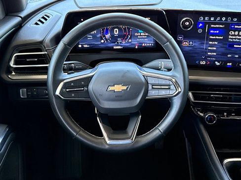 Used 2025 Chevrolet Traverse LT FWD image 22