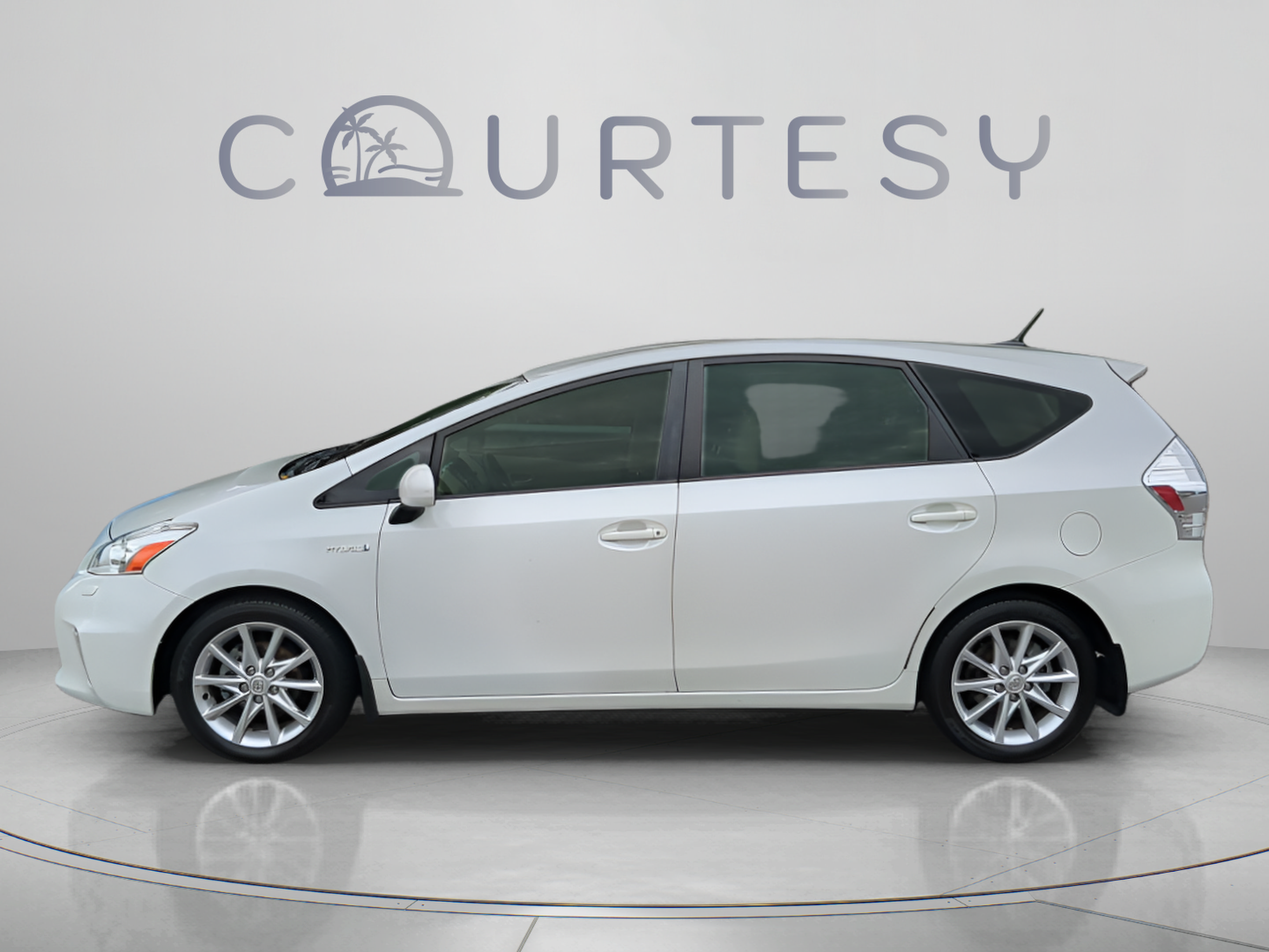 Used 2014 Toyota Prius V Five FWD image 4