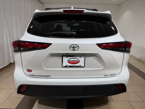 Used 2023 Toyota Highlander XLE AWD/4WD image 4