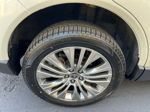 Used 2021 Toyota Venza Limited image 12