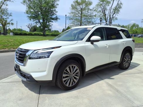 Used 2023 Nissan Pathfinder SL w/ SL Premium Package AWD/4WD image 3