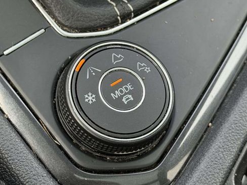 Used 2022 Volkswagen Tiguan SE w/ Panoramic Sunroof Package image 29