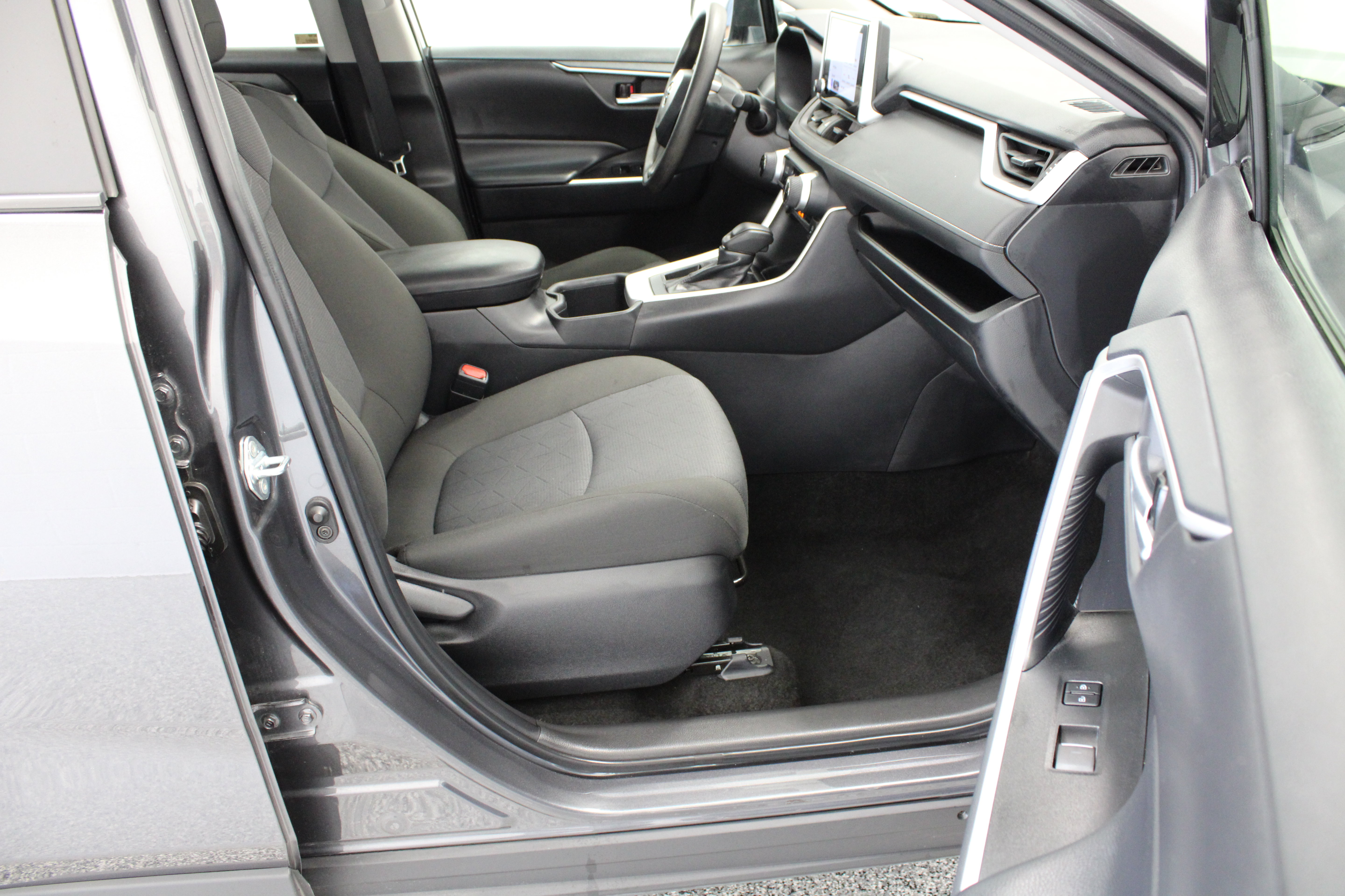 Used 2025 Toyota RAV4 XLE FWD image 36