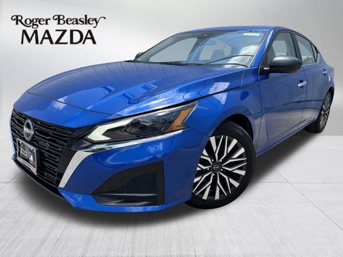 Used 2025 Nissan Altima 2.5 SV FWD image 1
