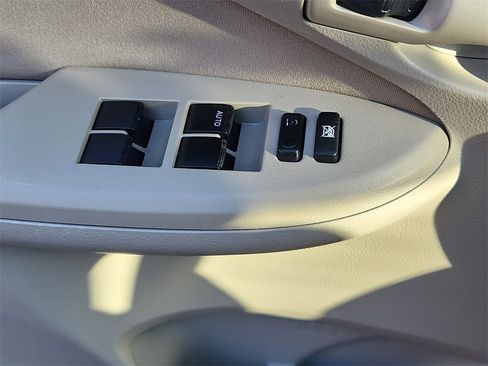 Used 2013 Toyota Corolla L image 25