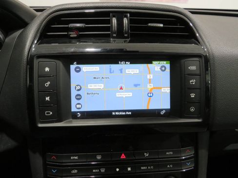 Used 2017 Jaguar F-PACE Premium image 24