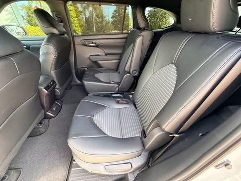 Used 2024 Toyota Highlander LE image 19