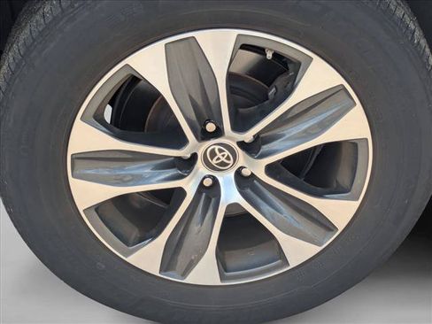 Used 2023 Toyota Highlander XLE FWD image 17