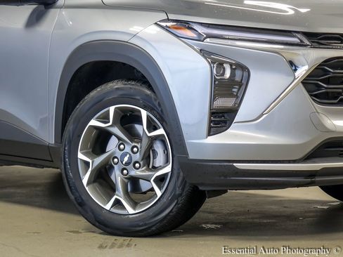 Used 2025 Chevrolet Trax LT w/ LT Convenience Package FWD image 4