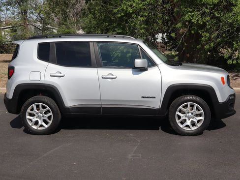 Used 2017 Jeep Renegade Latitude w/ Cold Weather Group AWD/4WD image 3