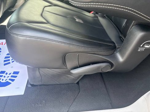 Certified 2023 Chrysler Pacifica Touring-L FWD image 31