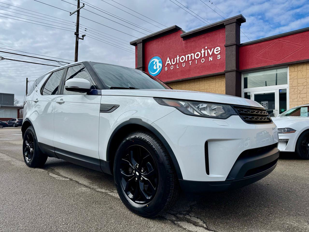 Used 2017 Land Rover Discovery SE AWD/4WD image 1