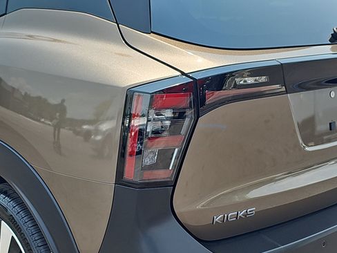 Used 2026 Nissan Kicks SR FWD image 29