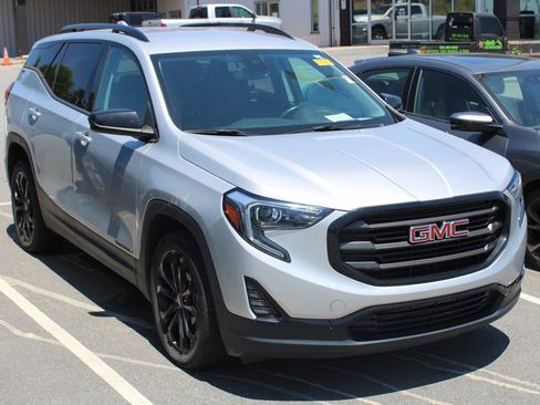 Used 2021 GMC Terrain SLE w/ Elevation Edition FWD image 3