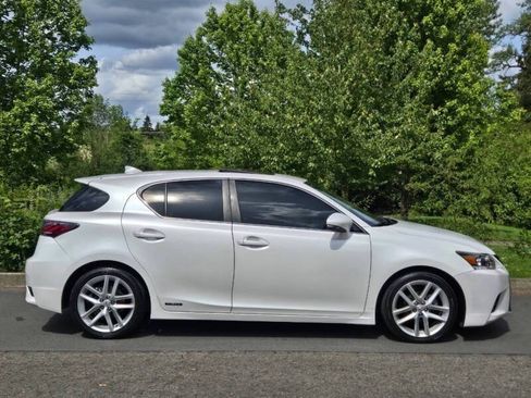 Used 2015 Lexus CT 200h w/ Navigation Package FWD image 10
