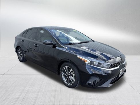 Used 2023 Kia Forte LXS image 3