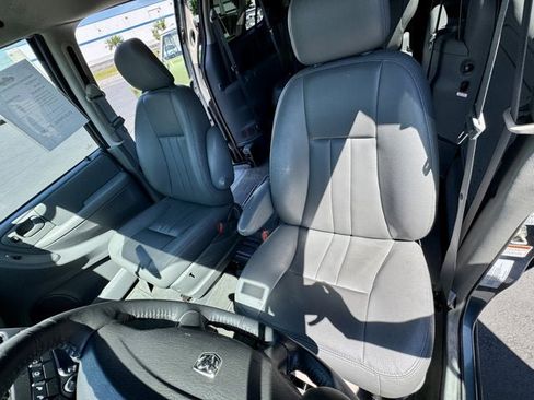 Used 2006 Dodge Grand Caravan SXT w/ Leather Interior Group FWD image 15