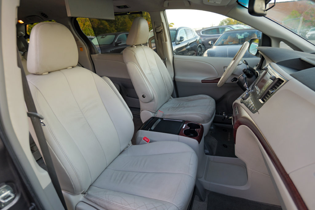Used 2011 Toyota Sienna XLE w/ Premium Pkg FWD image 32