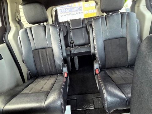 Used 2019 Dodge Grand Caravan SXT image 21