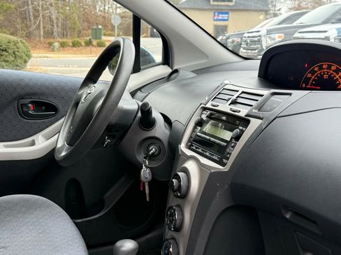 Used 2010 Toyota Yaris 2-Door Hatchback image 19