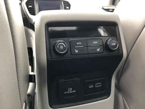 Used 2023 GMC Acadia SLT w/ Preferred Package image 9