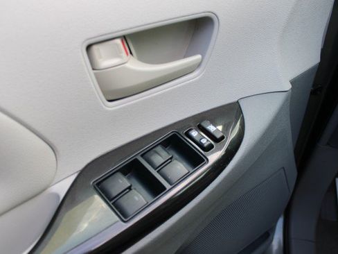Used 2014 Toyota Sienna LE FWD image 12
