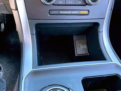 Used 2021 Ford Edge SE image 16