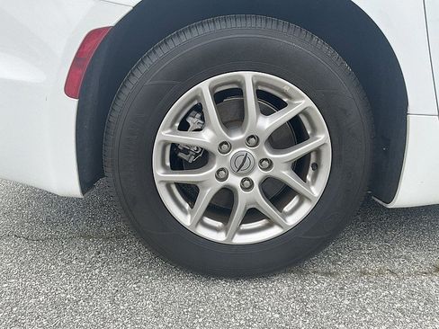 Used 2024 Chrysler Pacifica Touring-L image 22