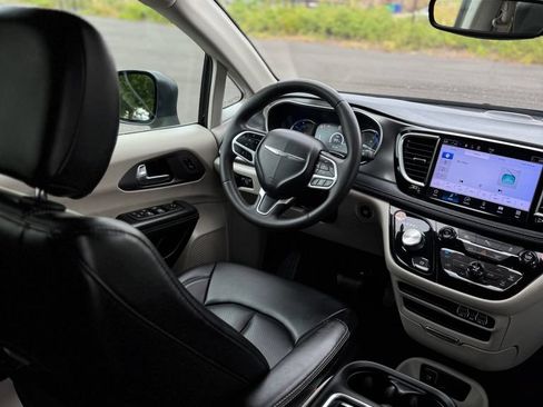 Used 2023 Chrysler Pacifica Touring-L FWD image 31