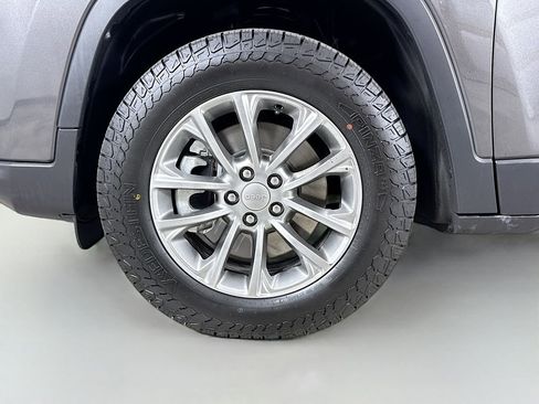 Used 2021 Jeep Cherokee Latitude Lux w/ Comfort/Convenience Group image 33