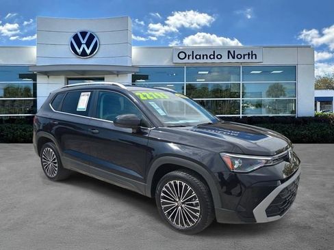 Used 2025 Volkswagen Taos SE FWD image 1