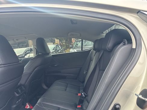 Certified 2025 Lexus ES 300h w/ Luxury Package image 12