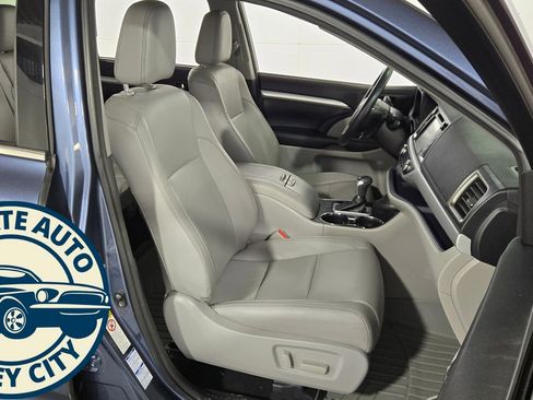 Used 2017 Toyota Highlander XLE image 42