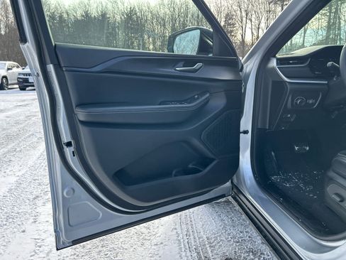 Used 2025 Jeep Grand Cherokee Altitude image 30