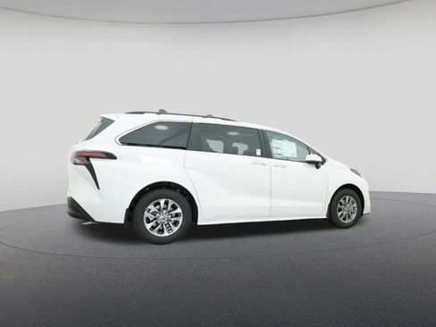 New 2026 Toyota Sienna XLE FWD image 26