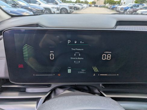 Used 2025 Kia Carnival FWD image 31