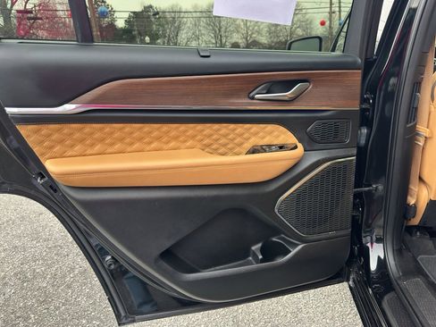 Used 2022 Jeep Grand Cherokee L Summit w/ Luxury Tech Group V image 23