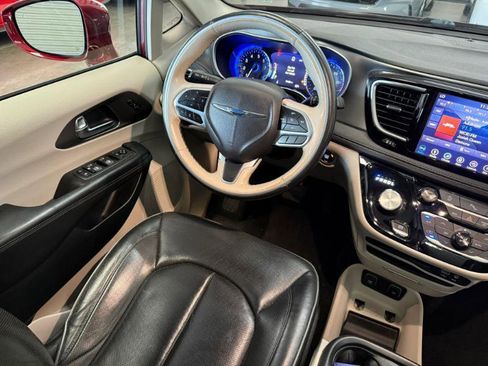 Used 2019 Chrysler Pacifica Limited FWD image 18