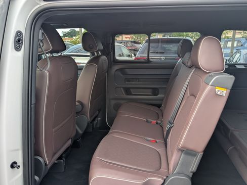 Used 2025 Volkswagen ID. Buzz Pro S Plus RWD image 15