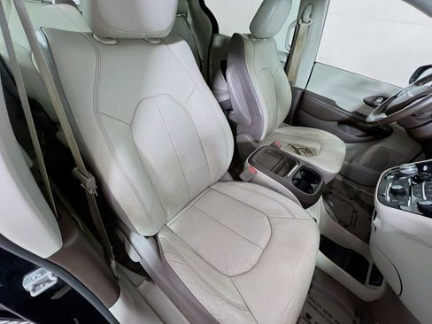 Used 2019 Chrysler Pacifica Touring-L w/ Advanced Safetytec Group image 29