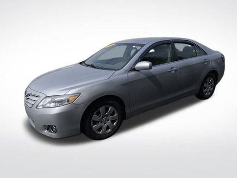 Used 2010 Toyota Camry LE image 12