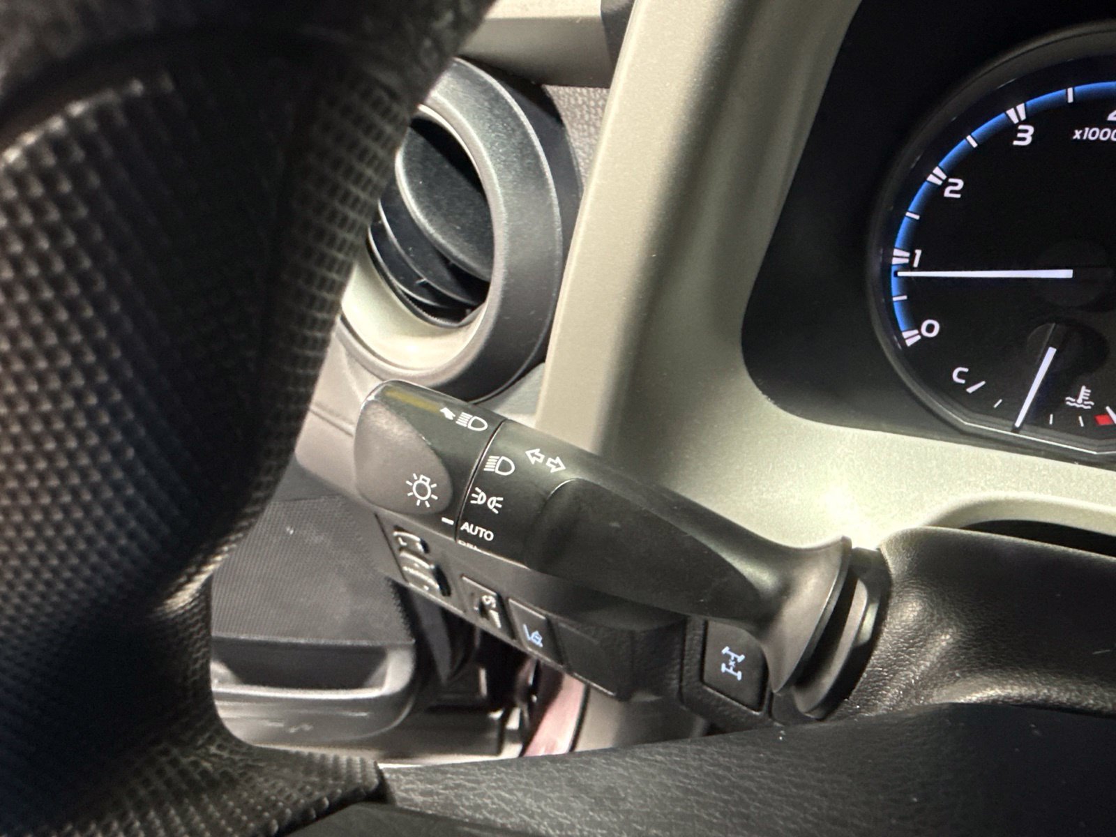 Used 2017 Toyota RAV4 LE AWD/4WD image 37