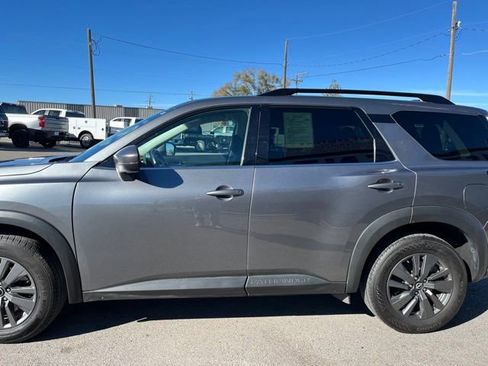 Used 2024 Nissan Pathfinder SV image 5