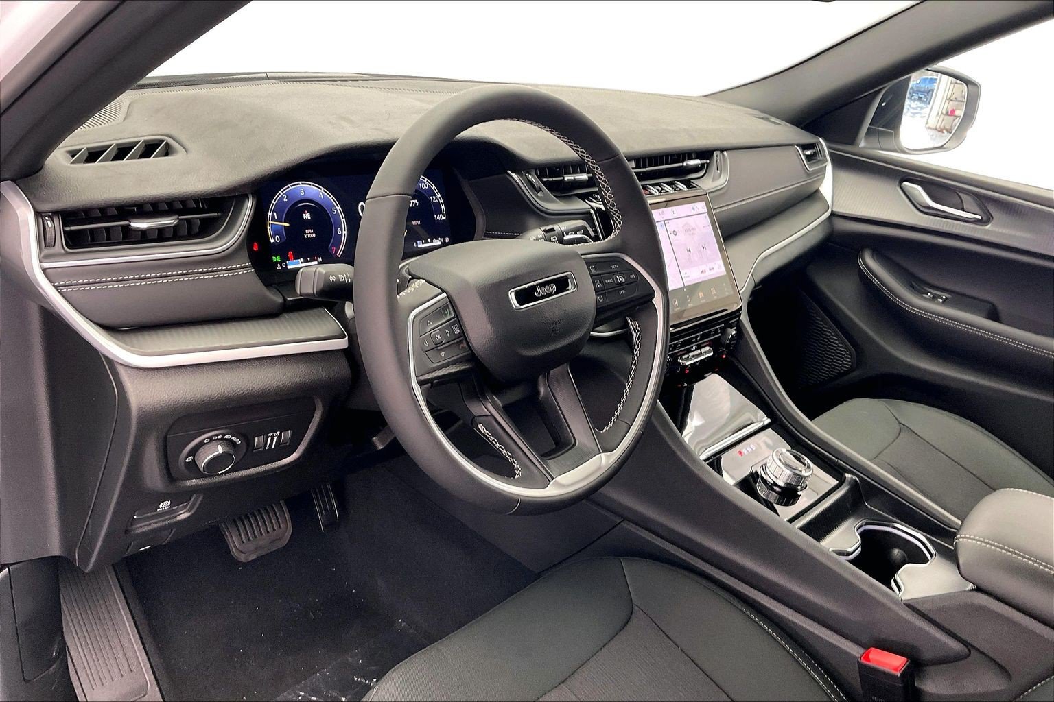 New 2027 Jeep Grand Cherokee Laredo X AWD/4WD image 4