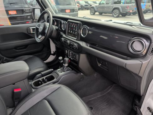 Used 2023 Jeep Wrangler Unlimited Sahara image 22