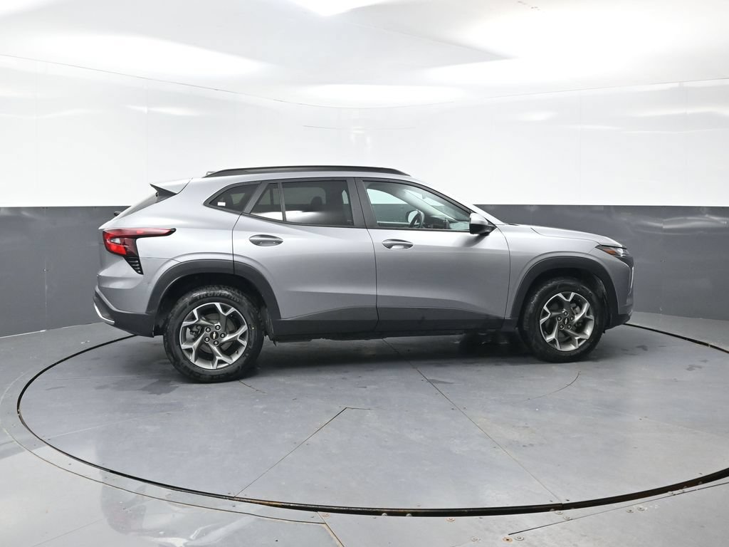 Used 2025 Chevrolet Trax LT FWD image 3