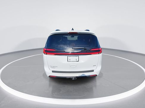 Used 2024 Chrysler Pacifica Pinnacle w/ Trailer Tow Group image 7
